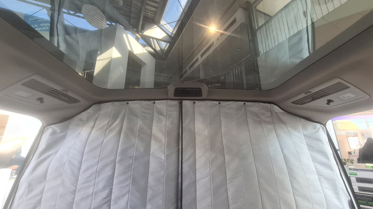 CENTAUR Fahrerhausabtrennung im VW T7, Blick aus dem Wohnraum