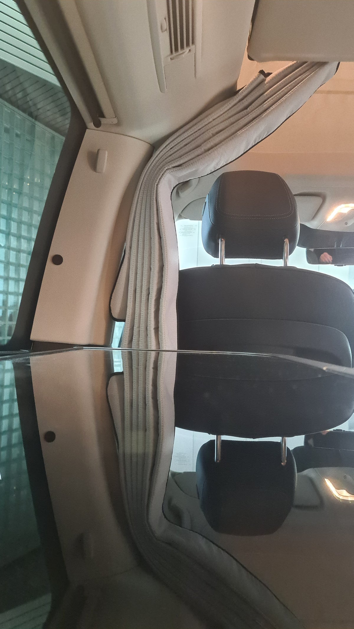 CENTAUR Fahrerhausabtrennung im Mercedes-Benz Marco Polo, gefalteter Trennvorhang, Detailansicht