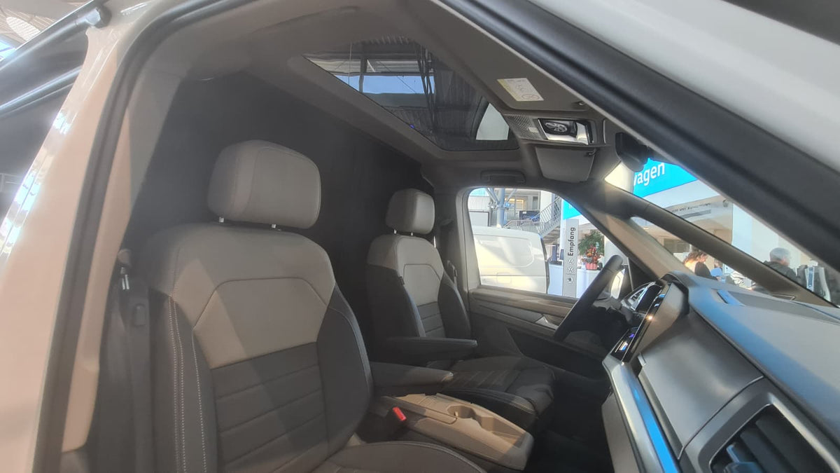 Innenraum VW T7 Multivan mit CENTAUR Thermovorhang, Blick vom Cockpit